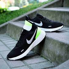 Nike Revolution 5